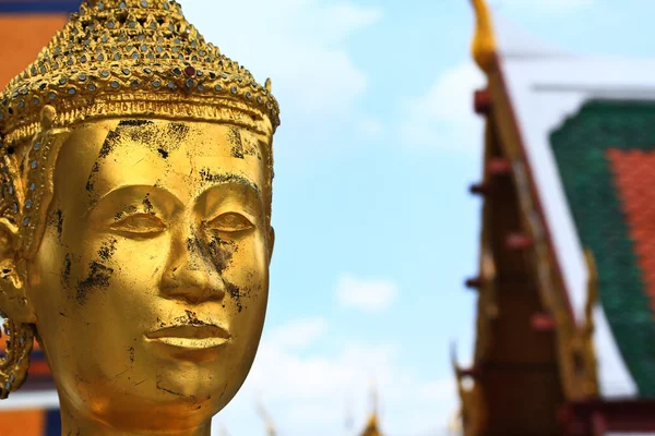 Золотая статуя Киннары — стоковое фото