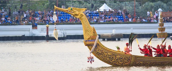Exercices de la procession royale de péniche à l'occasion de la cérémonie royale de Kathin — Photo