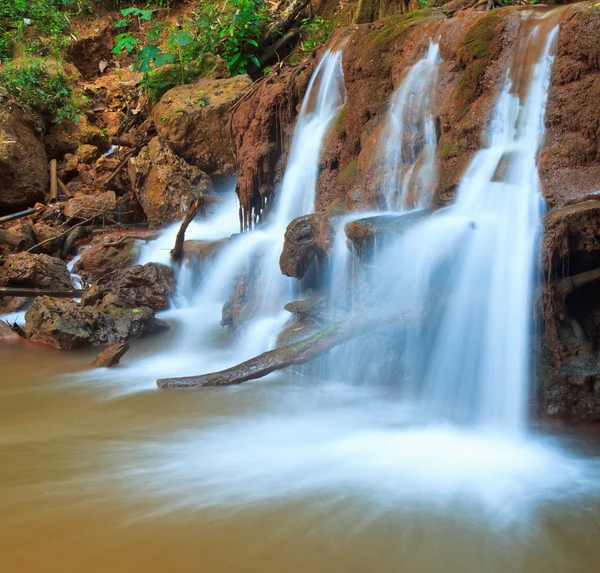 Waterval in het bos — Stockfoto