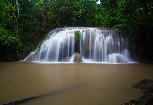 Cachoeira na floresta — Fotografia de Stock