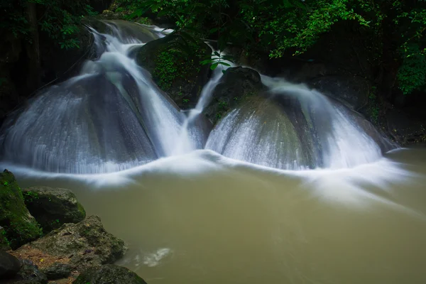 Cascada en el bosque — Foto de Stock