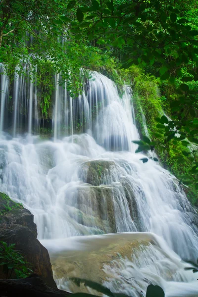 Vattenfall i skogen — Stockfoto