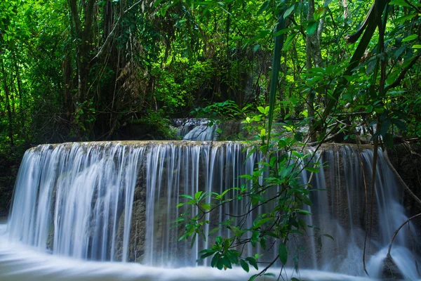 Cachoeira na floresta — Fotografia de Stock