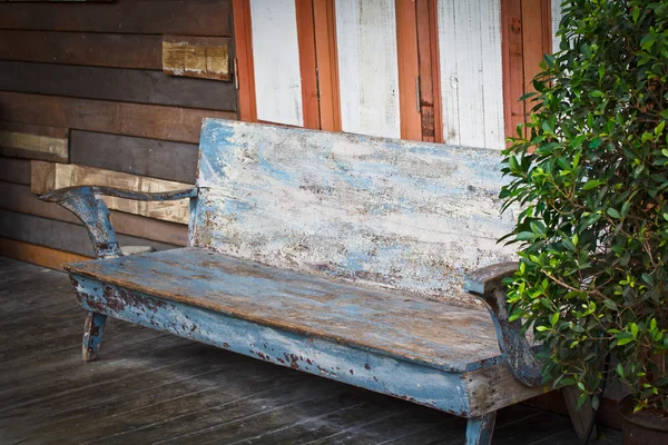 Stare drewniane krzesło — Zdjęcie stockowe
