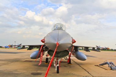 f-16 centennial ekranda
