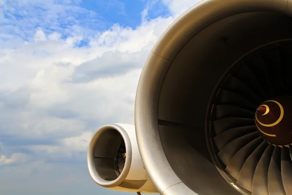 Operando um motor a jato de aeronave — Fotografia de Stock