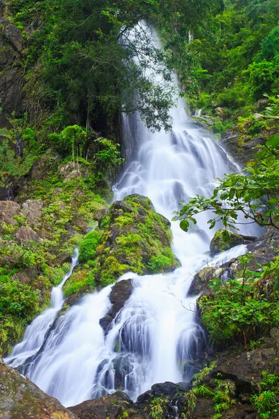 Vattenfall i skogen — Stockfoto