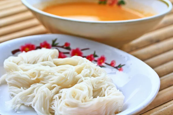 Vermicelli mescolati con una zuppa di pesce — Foto Stock