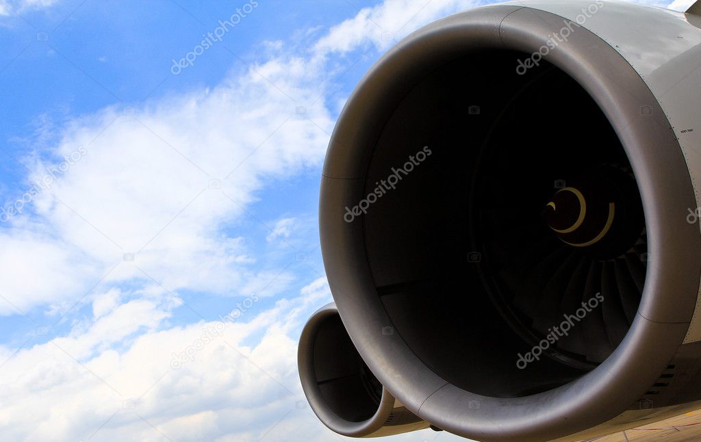 Operating an aircraft jet engine