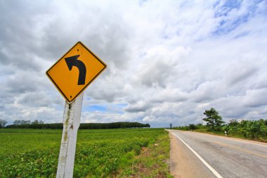 turn sağ işaret ve asfalt yol