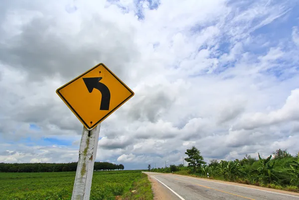 Vire à direita sinal e estrada de asfalto — Fotografia de Stock
