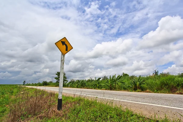 Turn sağ işaret ve asfalt yol — Stok fotoğraf