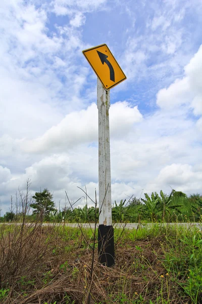 Girare a destra e strada asfaltata — Foto Stock