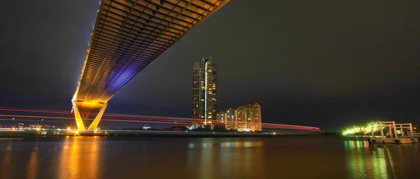 Edifici lungo il fiume — Foto Stock