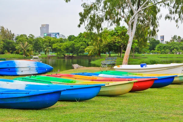 Caiaques em lago — Fotografia de Stock