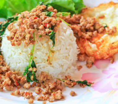 fesleğen soslu kızarmış domuz eti