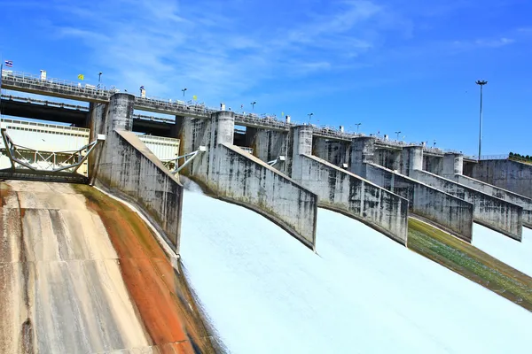 Dammwasser — Stockfoto