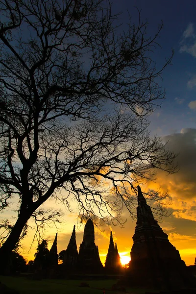 Zonsondergang over oude tempel — Stockfoto
