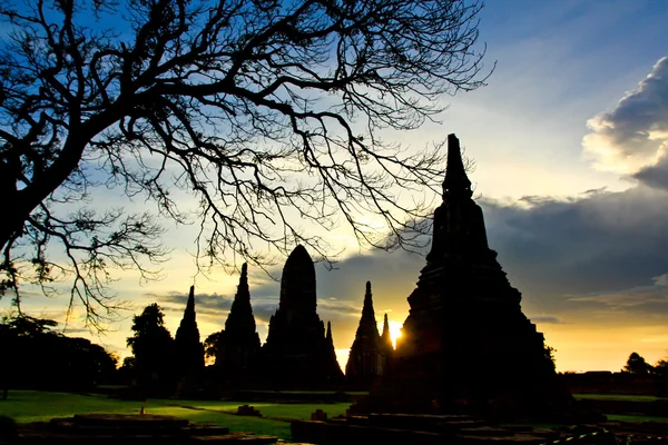 Sonnenuntergang über dem alten Tempel — Stockfoto