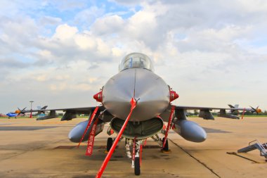 f-16 uçak