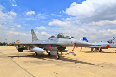 f-16 uçak