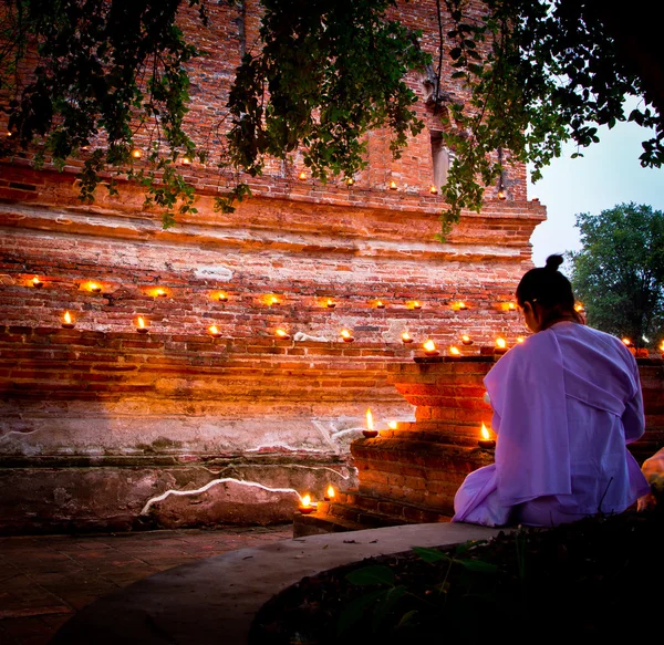 Bougie allumée Vieux temple thaïlandais — Photo