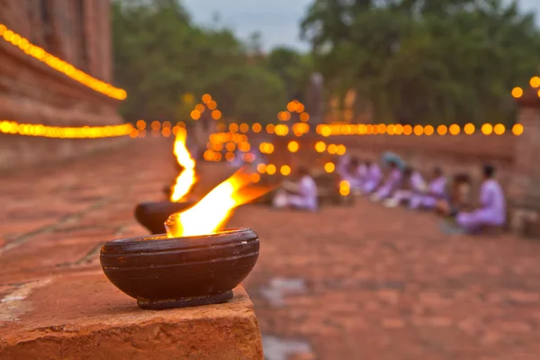 Vela iluminada templo tailandês velho — Fotografia de Stock