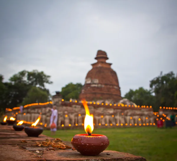 Kaars aangestoken oude Thaise tempel — Stockfoto