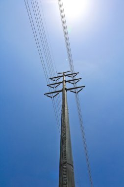 Yüksek voltajlı elektrik direği.