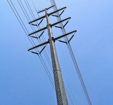 Yüksek voltajlı elektrik direği.