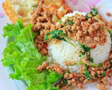 tatlı basil.whit Fesleğenli kızarmış domuz eti