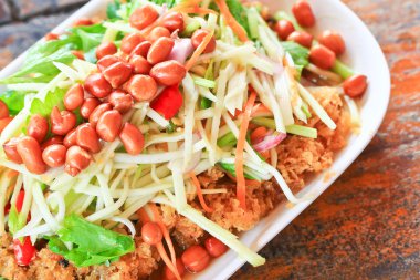 Tay tarzında çıtır catfish mango ve soğan salata patates kızartması.