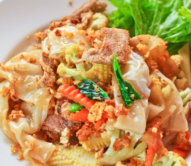 Kızarmış noodle yumurta, domuz eti, yeşil vetgetables ve şeker ile karıştırın