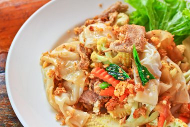 Kızarmış noodle yumurta, domuz eti, yeşil vetgetables ve şeker ile karıştırın