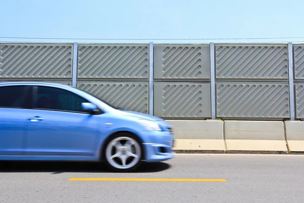 Lawaai barrière hek op de snelweg — Stockfoto