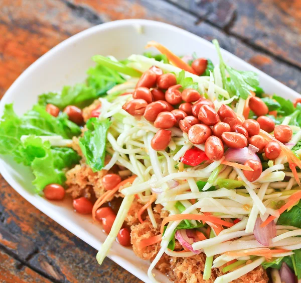 タイ風クリスピー ポテト ナマズ マンゴーとオニオンのサラダ — ストック写真