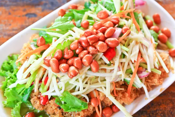 Thai style crispy fries catfish with mango and onion salad — Stock Photo, Image