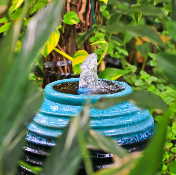 Brunnen im Garten. — Stockfoto