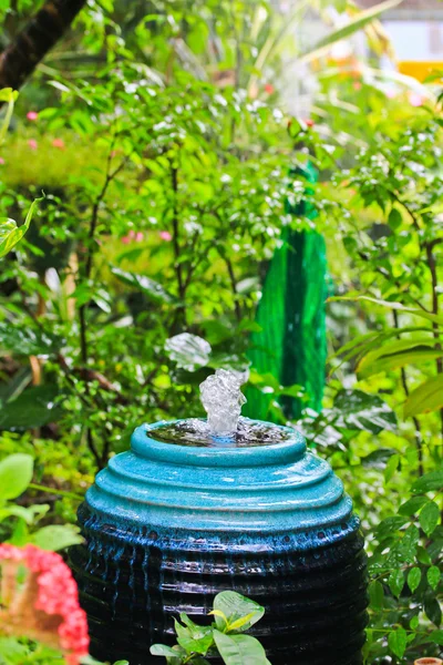 Fontein in de tuin. — Stockfoto