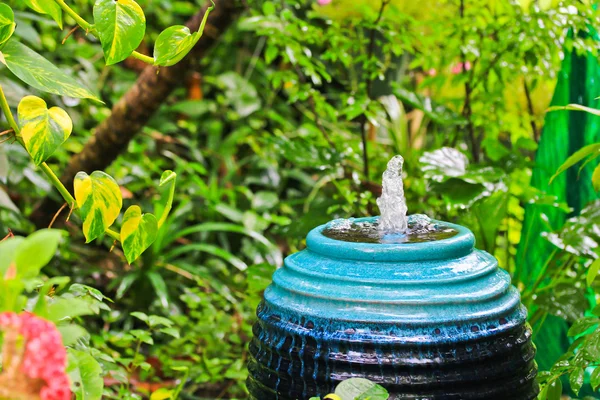 Fuente en el jardín. —  Fotos de Stock