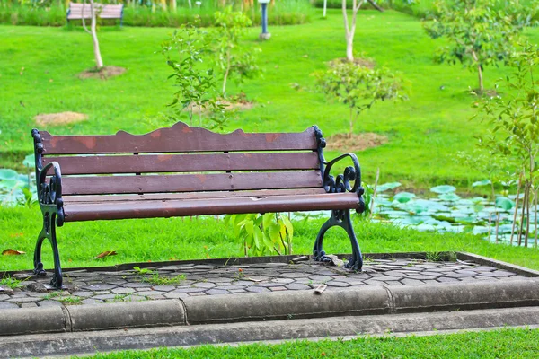 Banco no parque — Fotografia de Stock