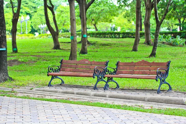 Banco no parque — Fotografia de Stock