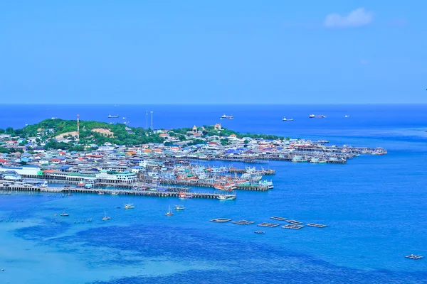 Pescatore molo con villaggio — Foto Stock