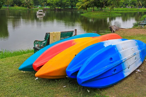 Kayaks in lake — Stock Photo, Image
