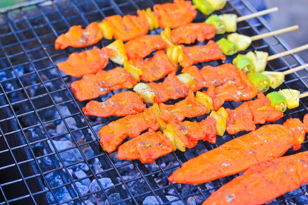 Bar-B-Q o barbecue con cottura kebab . — Foto Stock
