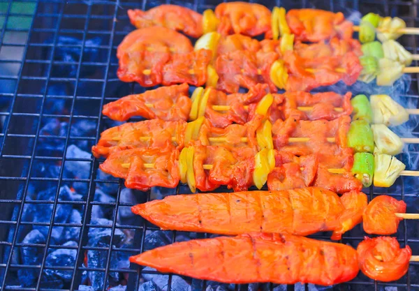 Bar-B-Q ou churrasco com kebab cooking . — Fotografia de Stock