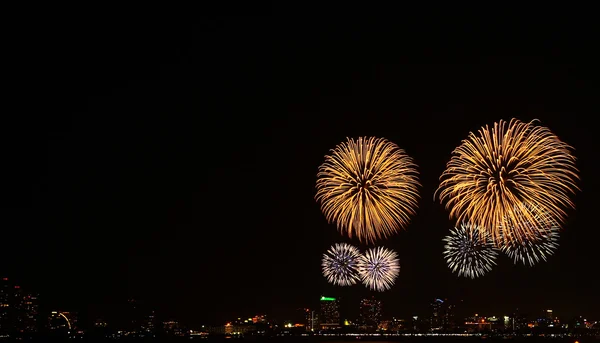 Hermosos fuegos artificiales — Foto de Stock