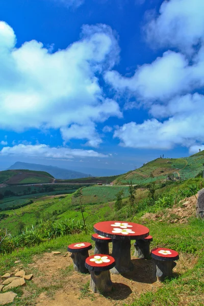 Tavoli da caffè sulle colline — Foto Stock