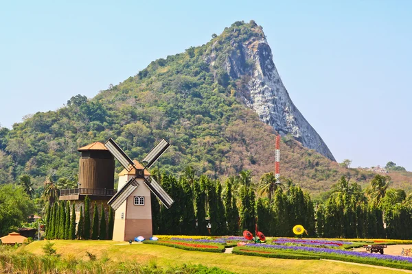 Turbine in tuin — Stockfoto