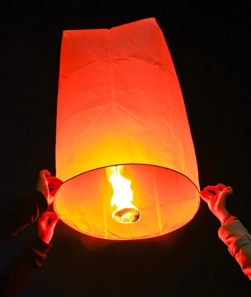 Lanzamiento de linternas de cielo — Foto de Stock